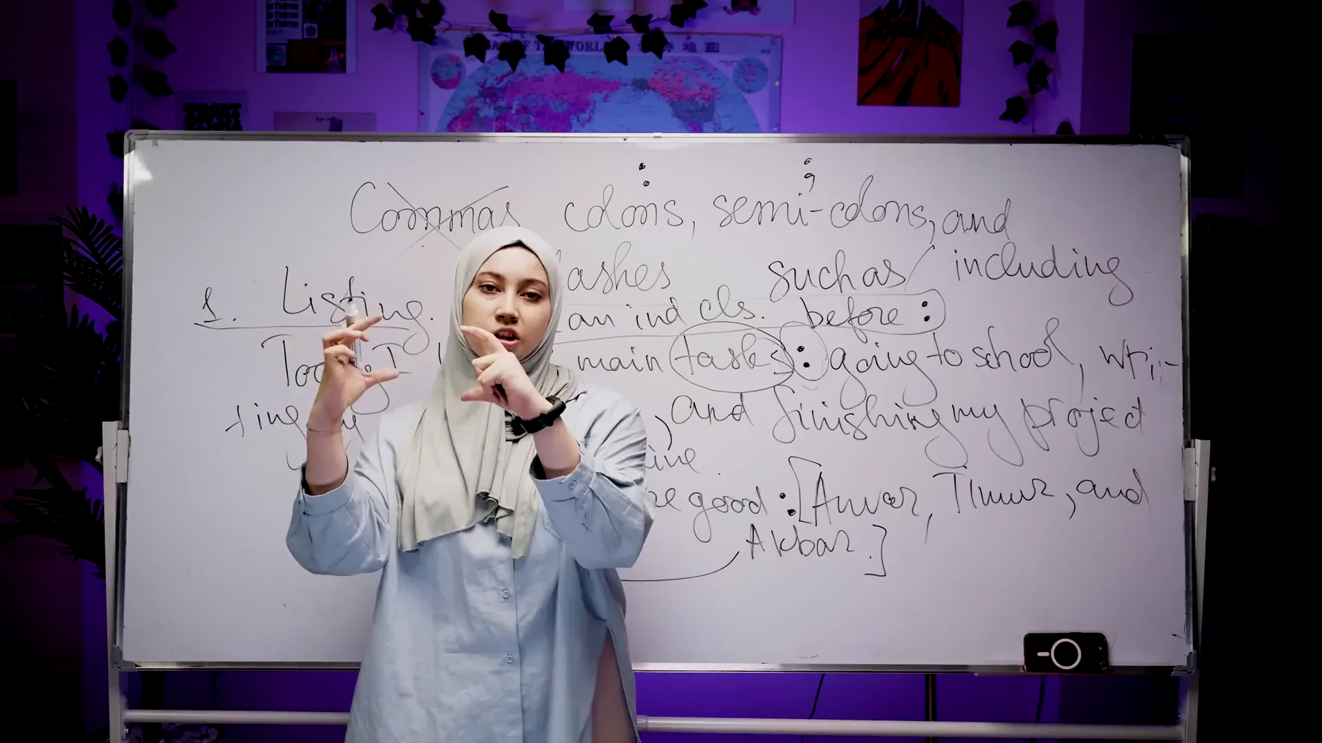 Marifat Jamal у доски объясняет пунктуацию SAT (из её урока на YouTube, 21 июля 2023 г.)